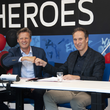 Hollander Techniek en SBB geven elkaar een boks bij de ondertekening van de samenwerkingsovereenkomst