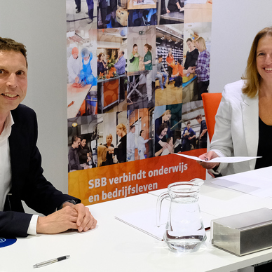 Peter van Dijken van TNO en Hannie Vlug van SBB ondertekenen samenwerkingsovereenkomst