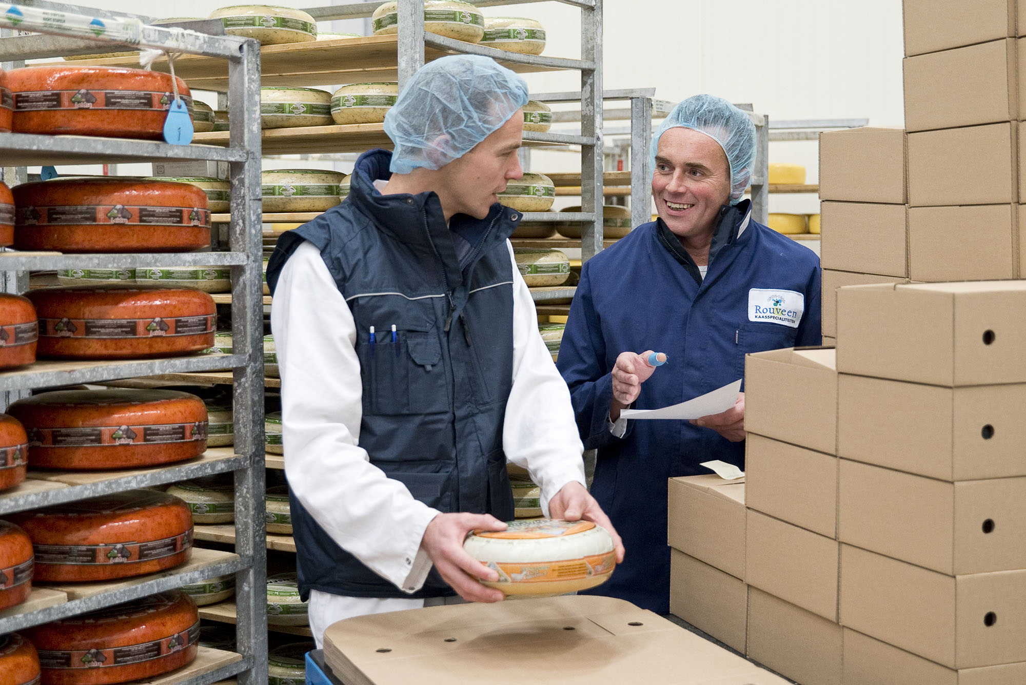 Medewerkers in de kaasfabriek
