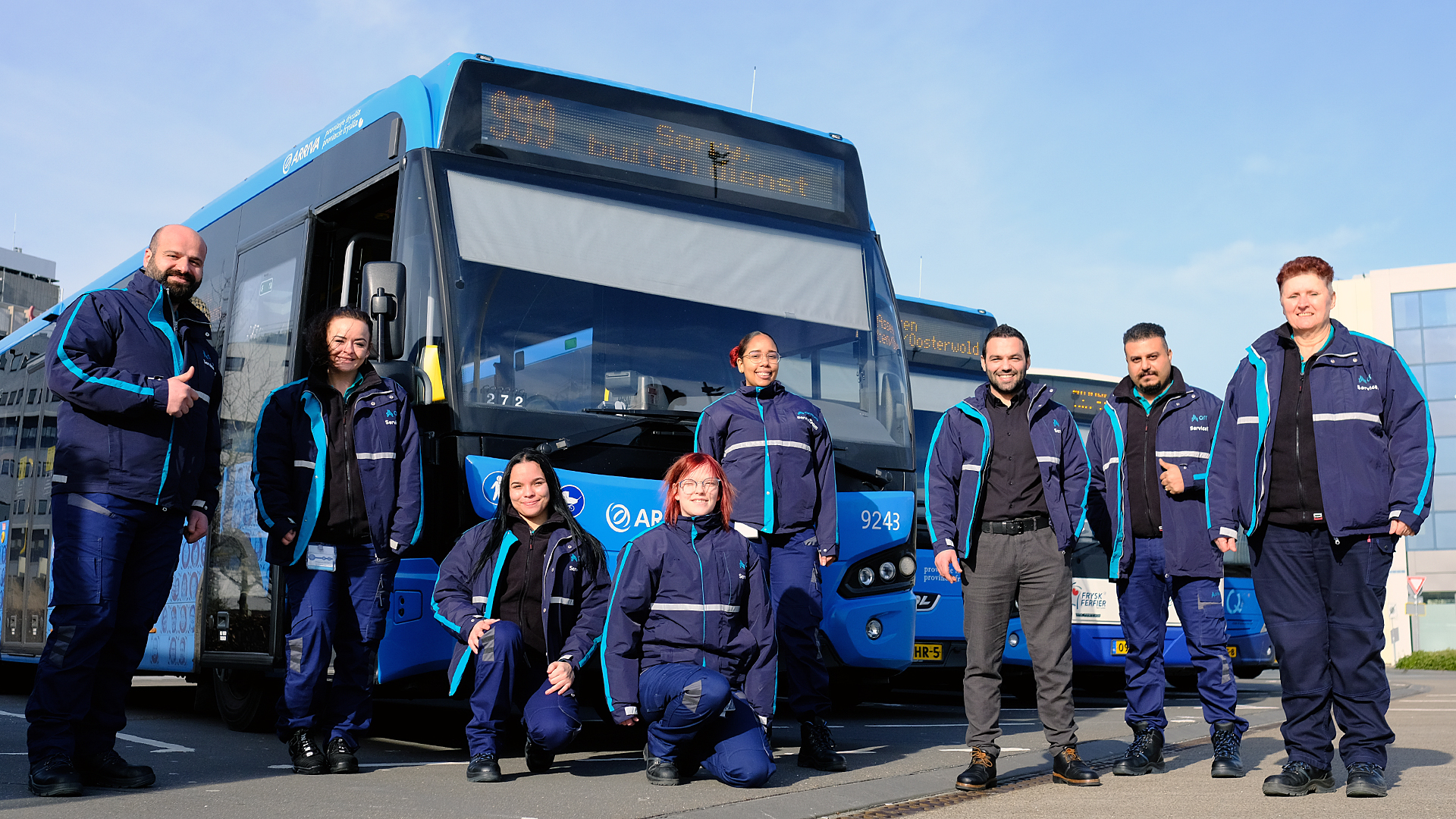 Studenten van Arriva in Leeuwarden poseren voor een bus