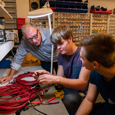 Student en praktijkopleider van de opleiding tot podium- en evenemententechnicus