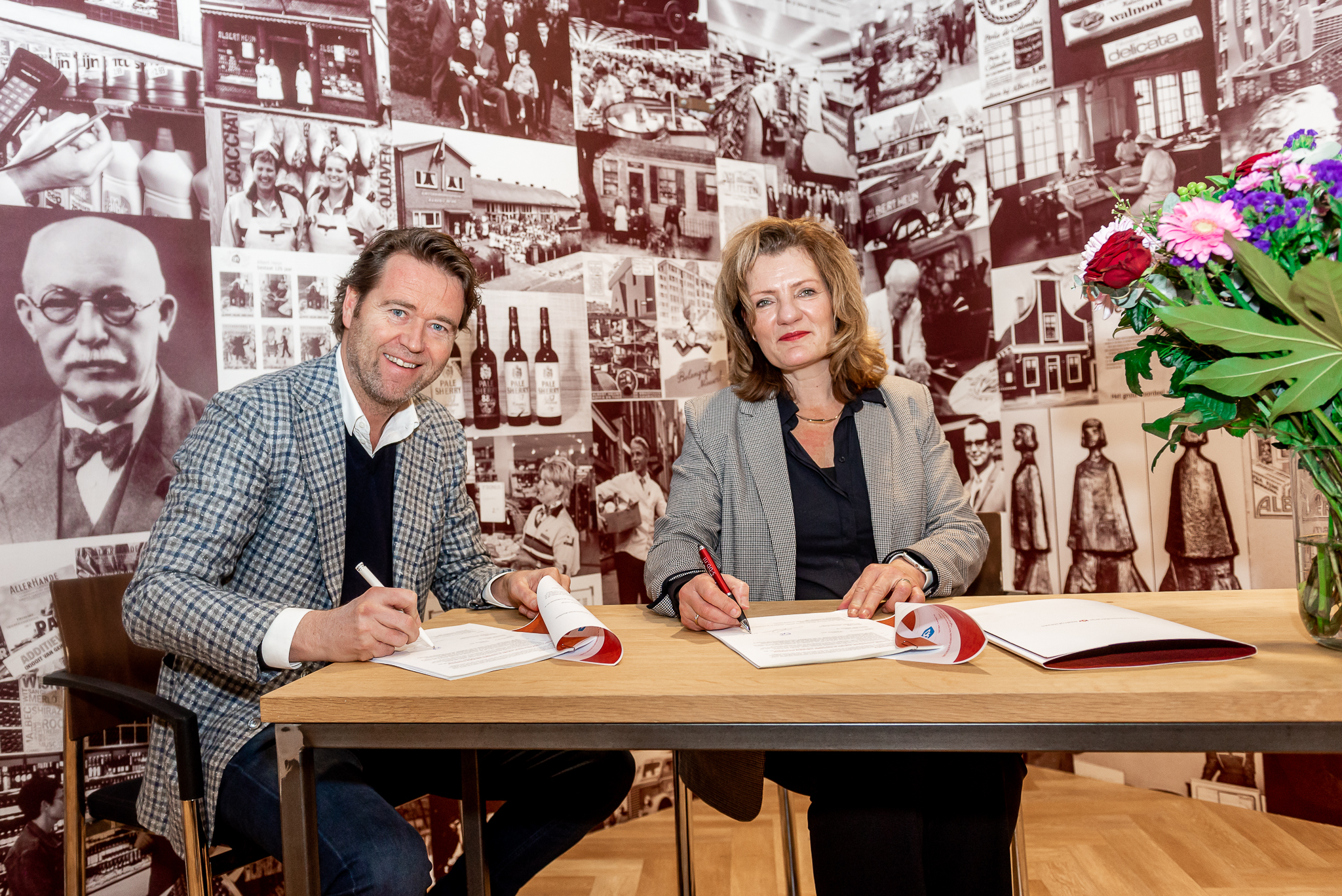 Tina Boes en Edward Both tekenen de overeenkomst.