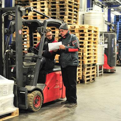 Student en praktijkopleider van de opleiding tot logistiek medewerker